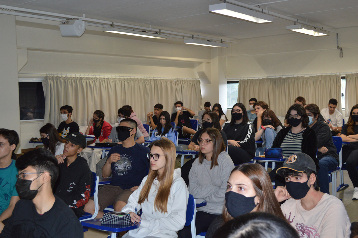 Alunos estudando