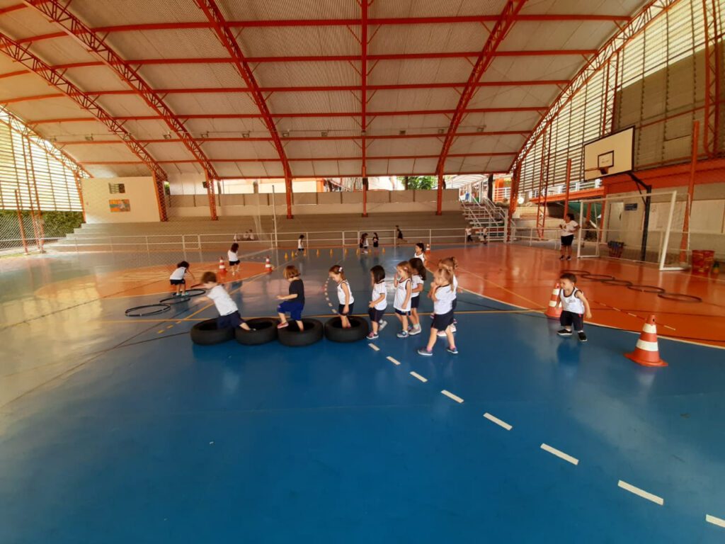 Crianças aprendendo
